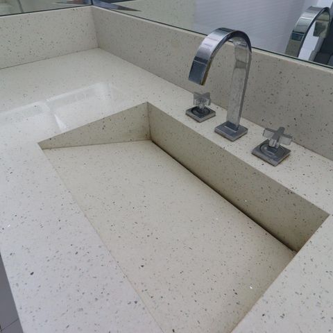 Casa à venda com 500m², 4 quartos e 4 vagasBanheiro da Suíte 2 - Pia