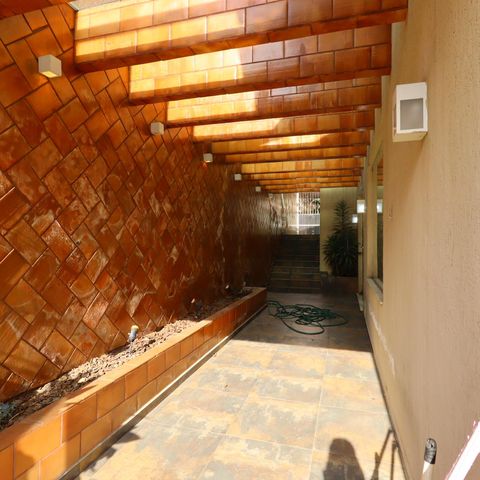 Casa à venda com 500m², 4 quartos e 4 vagasCorredor externo