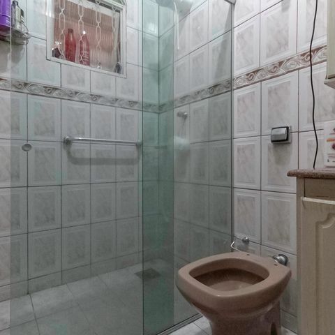 Casa à venda com 846m², 4 quartos e 3 vagas Casa à venda com 846m², 4 quartos e 3 vagasBanheiro da suíte