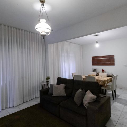 Casa à venda com 846m², 4 quartos e 3 vagas Casa à venda com 846m², 4 quartos e 3 vagasSala
