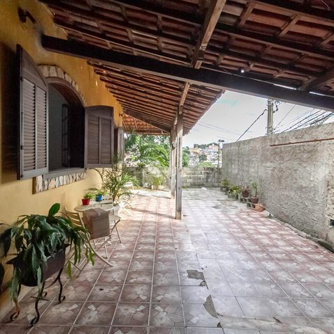 Casa à venda com 846m², 4 quartos e 3 vagas Casa à venda com 846m², 4 quartos e 3 vagasEntrada