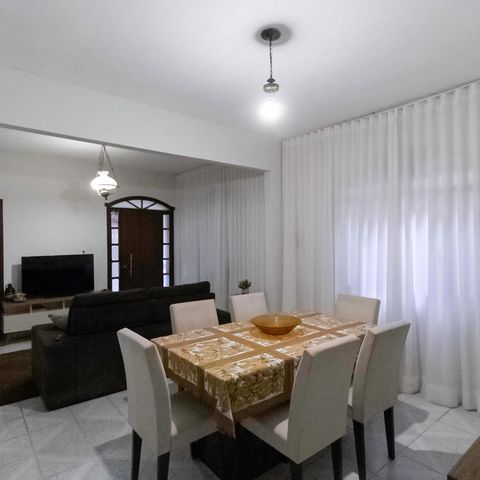 Casa à venda com 846m², 4 quartos e 3 vagas Casa à venda com 846m², 4 quartos e 3 vagasSala