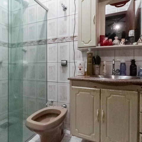 Casa à venda com 846m², 4 quartos e 3 vagas Casa à venda com 846m², 4 quartos e 3 vagasBanheiro da suíte