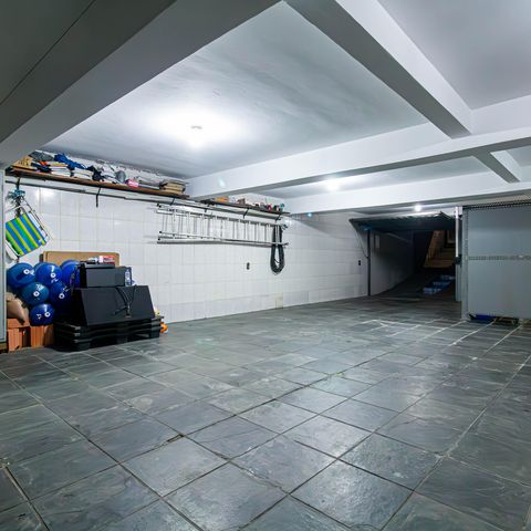 Casa à venda com 241m², 4 quartos e 6 vagas Casa à venda com 241m², 4 quartos e 6 vagasGaragem