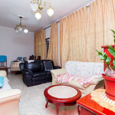 Casa à venda com 241m², 4 quartos e 6 vagas Casa à venda com 241m², 4 quartos e 6 vagasSala
