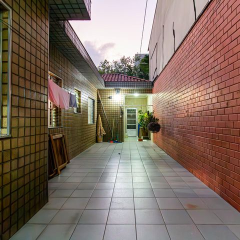 Casa à venda com 241m², 4 quartos e 6 vagas Casa à venda com 241m², 4 quartos e 6 vagasQuintal