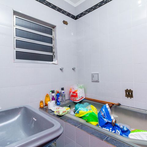 Casa à venda com 241m², 4 quartos e 6 vagas Casa à venda com 241m², 4 quartos e 6 vagasBanheiro 2