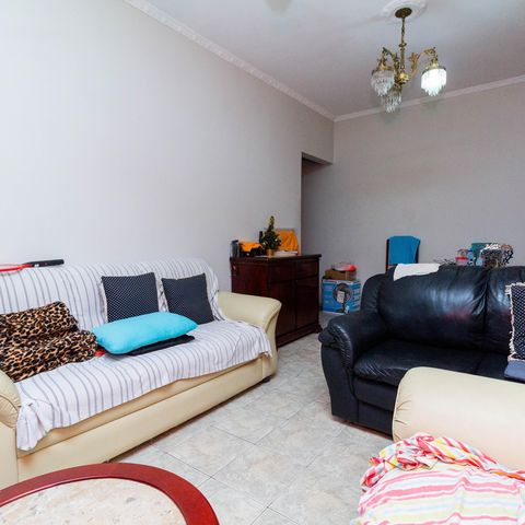 Casa à venda com 241m², 4 quartos e 6 vagas Casa à venda com 241m², 4 quartos e 6 vagasSala