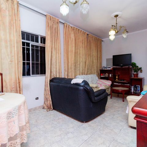 Casa à venda com 241m², 4 quartos e 6 vagas Casa à venda com 241m², 4 quartos e 6 vagasSala