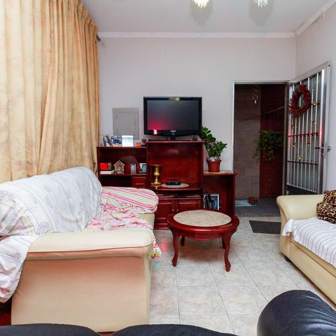 Casa à venda com 241m², 4 quartos e 6 vagas Casa à venda com 241m², 4 quartos e 6 vagasSala