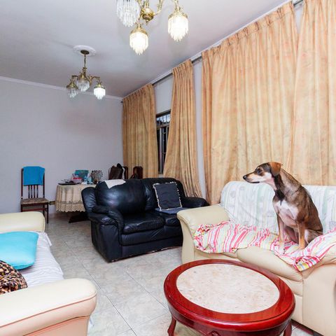 Casa à venda com 241m², 4 quartos e 6 vagas Casa à venda com 241m², 4 quartos e 6 vagasSala