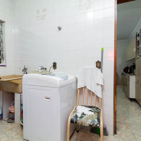 Casa à venda com 241m², 4 quartos e 6 vagas Casa à venda com 241m², 4 quartos e 6 vagasÁrea de Serviço