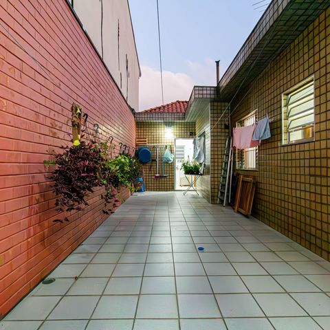 Casa à venda com 241m², 4 quartos e 6 vagas Casa à venda com 241m², 4 quartos e 6 vagasQuintal