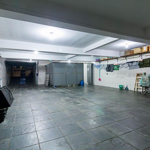 Casa à venda com 241m², 4 quartos e 6 vagas Casa à venda com 241m², 4 quartos e 6 vagasGaragem