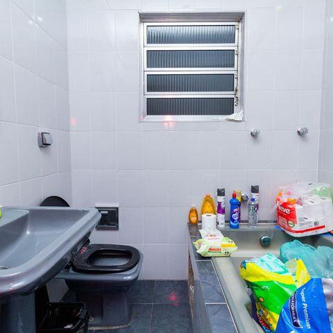 Casa à venda com 241m², 4 quartos e 6 vagas Casa à venda com 241m², 4 quartos e 6 vagasBanheiro 2
