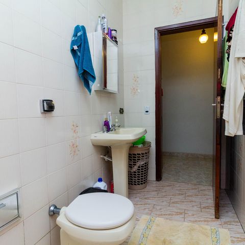 Casa à venda com 241m², 4 quartos e 6 vagas Casa à venda com 241m², 4 quartos e 6 vagasBanheiro 1