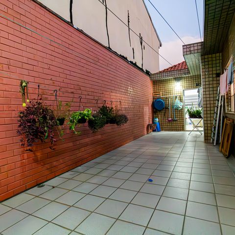 Casa à venda com 241m², 4 quartos e 6 vagas Casa à venda com 241m², 4 quartos e 6 vagasQuintal