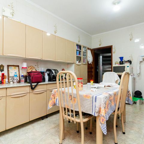 Casa à venda com 241m², 4 quartos e 6 vagas Casa à venda com 241m², 4 quartos e 6 vagasCozinha