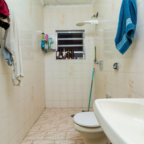 Casa à venda com 241m², 4 quartos e 6 vagas Casa à venda com 241m², 4 quartos e 6 vagasBanheiro 1