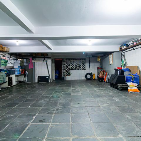 Casa à venda com 241m², 4 quartos e 6 vagas Casa à venda com 241m², 4 quartos e 6 vagasGaragem