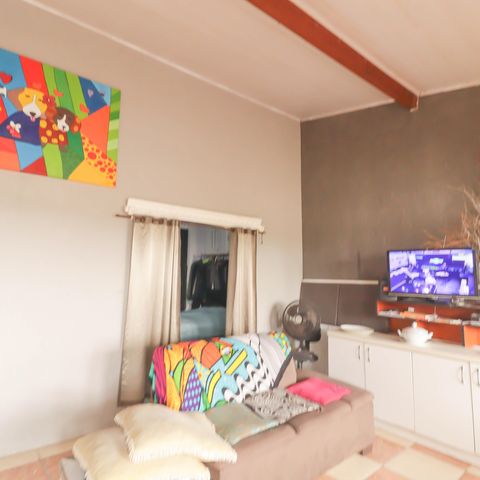 Casa à venda com 180m², 4 quartos e 2 vagas Casa à venda com 180m², 4 quartos e 2 vagasSala