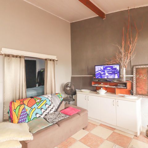 Casa à venda com 180m², 4 quartos e 2 vagas Casa à venda com 180m², 4 quartos e 2 vagasSala