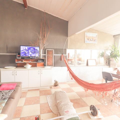 Casa à venda com 180m², 4 quartos e 2 vagas Casa à venda com 180m², 4 quartos e 2 vagasSala