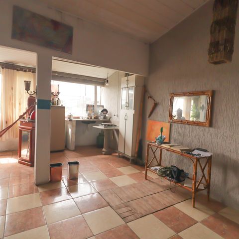 Casa à venda com 180m², 4 quartos e 2 vagas Casa à venda com 180m², 4 quartos e 2 vagasSala