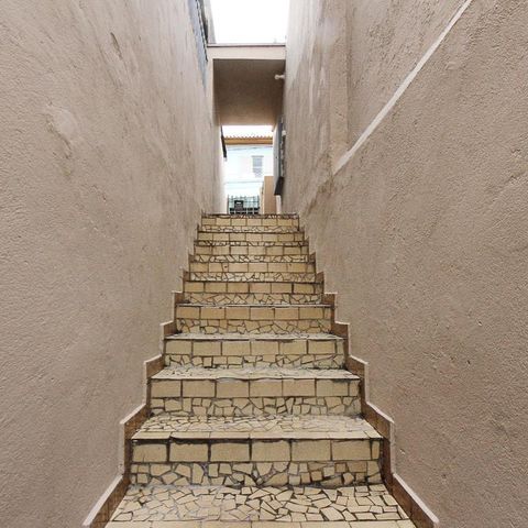 Casa à venda com 400m², 5 quartos e 4 vagasEscada acesso aos Fundos 