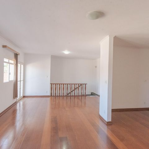 Casa à venda com 240m², 3 quartos e 2 vagas Casa à venda com 240m², 3 quartos e 2 vagasSala