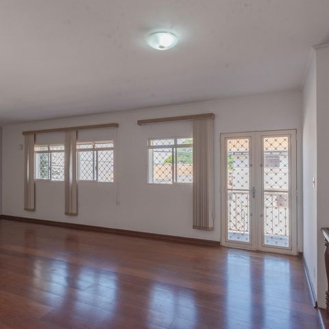 Casa à venda com 240m², 3 quartos e 2 vagas Casa à venda com 240m², 3 quartos e 2 vagasSala