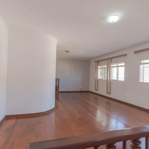 Casa à venda com 240m², 3 quartos e 2 vagas Casa à venda com 240m², 3 quartos e 2 vagasSala