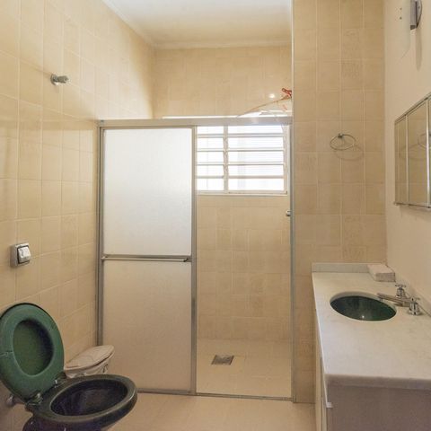 Casa à venda com 240m², 3 quartos e 2 vagas Casa à venda com 240m², 3 quartos e 2 vagasBanheiro