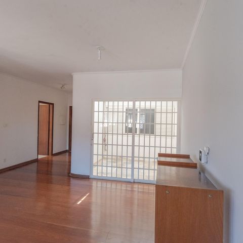 Casa à venda com 240m², 3 quartos e 2 vagas Casa à venda com 240m², 3 quartos e 2 vagasSala