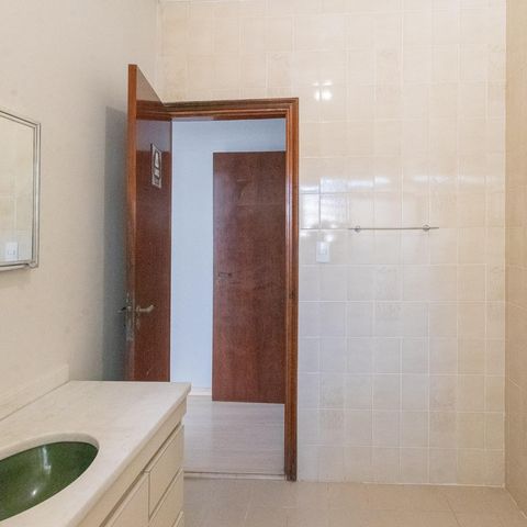Casa à venda com 240m², 3 quartos e 2 vagas Casa à venda com 240m², 3 quartos e 2 vagasBanheiro