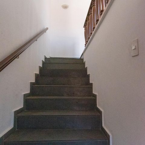 Casa à venda com 240m², 3 quartos e 2 vagas Casa à venda com 240m², 3 quartos e 2 vagasEscada