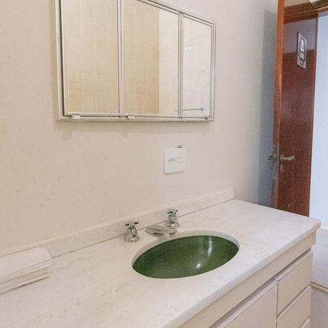 Casa à venda com 240m², 3 quartos e 2 vagas Casa à venda com 240m², 3 quartos e 2 vagasBanheiro