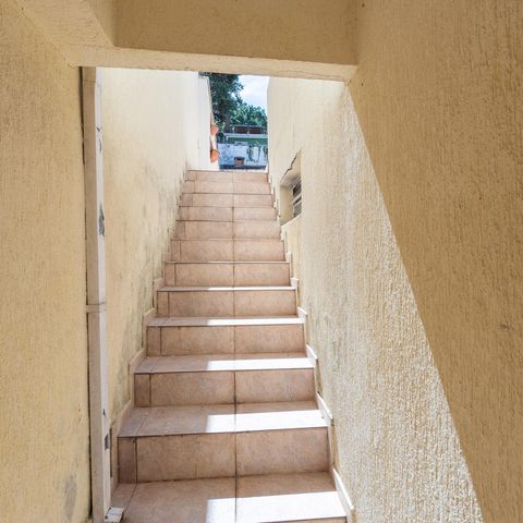 Casa à venda com 240m², 3 quartos e 2 vagas Casa à venda com 240m², 3 quartos e 2 vagasEscada Quintal