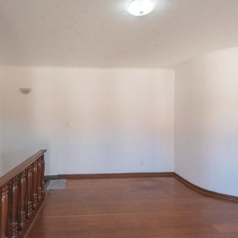 Casa à venda com 240m², 3 quartos e 2 vagas Casa à venda com 240m², 3 quartos e 2 vagasSala