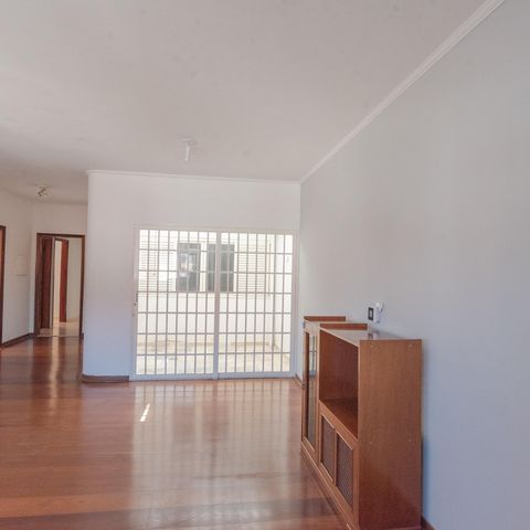 Casa à venda com 240m², 3 quartos e 2 vagas Casa à venda com 240m², 3 quartos e 2 vagasSala