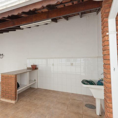 Casa à venda com 240m², 3 quartos e 2 vagas Casa à venda com 240m², 3 quartos e 2 vagasÁrea de Serviço