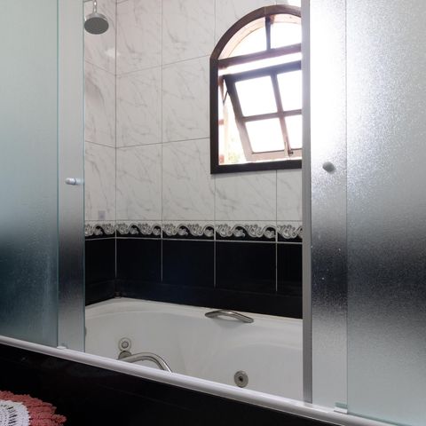 Casa à venda com 250m², 3 quartos e 2 vagas Casa à venda com 250m², 3 quartos e 2 vagasBanheiro da Suíte