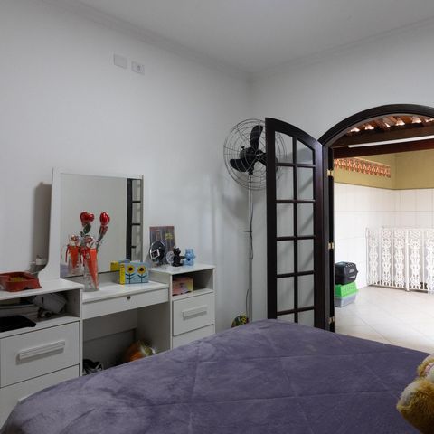 Casa à venda com 250m², 3 quartos e 2 vagas Casa à venda com 250m², 3 quartos e 2 vagasQuarto 1