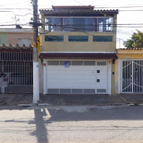 Casa à venda com 250m², 3 quartos e 2 vagas Casa à venda com 250m², 3 quartos e 2 vagasFachada