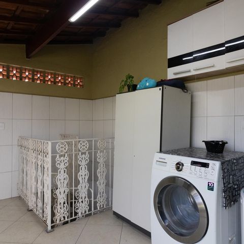 Casa à venda com 250m², 3 quartos e 2 vagas Casa à venda com 250m², 3 quartos e 2 vagasÁrea de Serviço