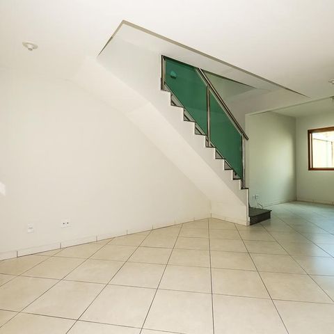 Casa à venda com 112m², 3 quartos e 1 vaga Casa à venda com 112m², 3 quartos e 1 vagaSala
