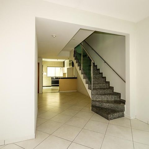 Casa à venda com 112m², 3 quartos e 1 vaga Casa à venda com 112m², 3 quartos e 1 vagaSala