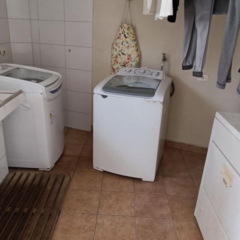 Casa à venda com 1200m², 3 quartos e 8 vagas Casa à venda com 1200m², 3 quartos e 8 vagasÁrea de Serviço