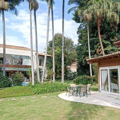 Casa à venda com 1200m², 3 quartos e 8 vagas Casa à venda com 1200m², 3 quartos e 8 vagasÁrea comum