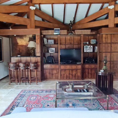 Casa à venda com 1200m², 3 quartos e 8 vagas Casa à venda com 1200m², 3 quartos e 8 vagasÁrea comum